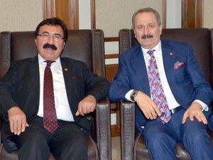 Türk bayrağını göndere çektirdi