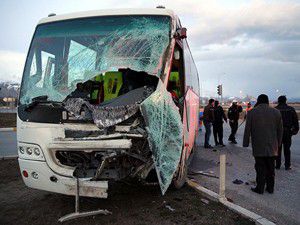Öğrenci servisi tırla çarpıştı: 14 yaralı