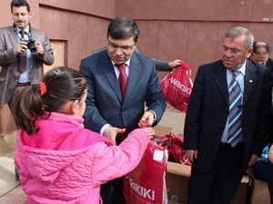 Beyşehirde öğrencilere giysi yardımı