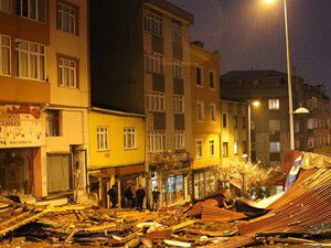 Lodos çatıları uçurdu