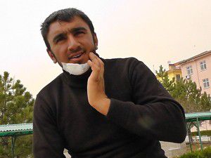 Atın teptiği genç hastanelik oldu
