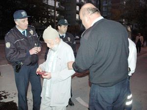 Yaralı dede, doktoru çileden çıkardı