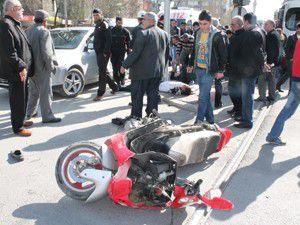 Otomobil motosiklete çarptı; 2 yaralı