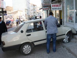 Babasının katilini otomobille çarptı