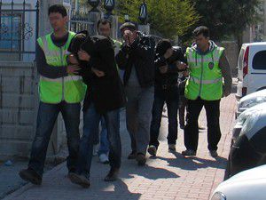 Elektrik trafosunun kablolarını çalmak istediler
