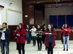 Seydişehirde işaret dili kursiyerlerinden gösteri