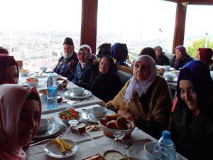 Liseli gençler yaşlılarla buluştu