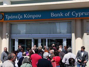 Güney Kıbrısta bankalara hücum