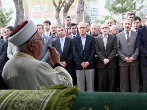 Bakan İsmet Yılmaz da cenazeye katıldı