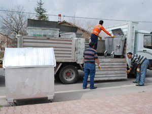 Karatayda eski çöp sandıkları değiştiriliyor