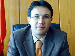 Yeni valinin yaşı dikkatlerden kaçmadı