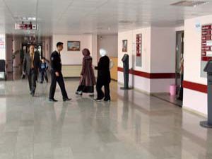 Bu hastanede hastalar değil doktorlar sıra bekliyor