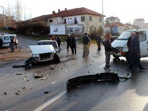 Otomobille kamyonet çarpıştı: 3 yaralı