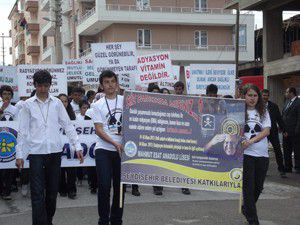 Liseli öğrencilerden radyasyon yürüyüşü