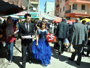 Pazar yerinde gelinlik ve damatlıkla tanıtım