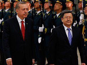 Sönmez Ateş Anıtına çelenk koydu