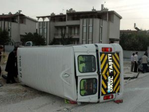Okul servisi kamyonetle çarpıştı
