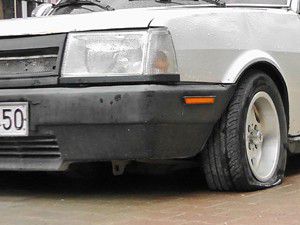 Otomobilin tüm lastiklerini kestiler
