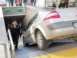 Metro girişini otopark zannetti