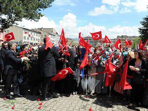Ellerdeki Türk bayraklarından gururlandım