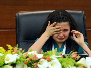 Başbakanlık koltuğunda gözyaşlarına boğuldu