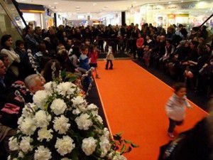 Meramda miniklerden defile