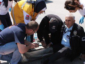 Hırsız polisin bacağını kırdı