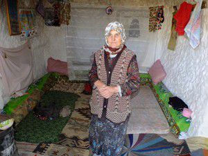 Tarihi güzellikleri 35 yıldır mağaradan izliyor