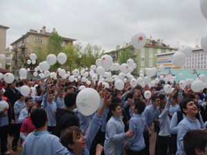 Bin tane balonu gökyüzüne bıraktılar