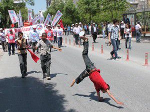 İşçi Bayramı bir çocuğun oyunu oldu