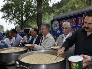 Akşehir Belediyesi Gölle dağıttı