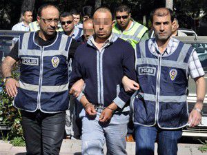 Eşini dövüyor diye öldürmüşler
