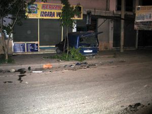 İş yerinin kepenklerine vurdu