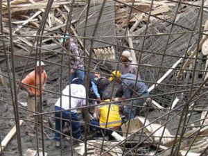 Beyşehirde cami iskelesi çöktü: 8 yaralı