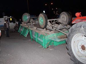 Römorkun devrilmesi sonucu 4 kişi yaralandı