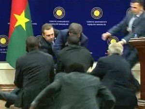 Davutoğlunun katıldığı basın toplantısında şok!