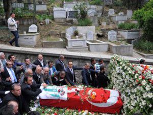 Yazıcının cenazesinde büyük ayıp
