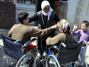 Elveda anne, kızlarını biberonla besliyor