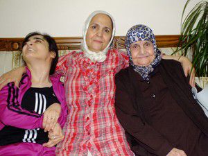 Engelli kızı ve felçli annesiyle yaşam mücadelesi veriyor