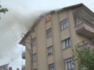 Apartmanın çatı katına yıldırım düştü