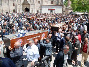 Feci kazada ölen 4 kişi son yolculuğuna uğurlandı