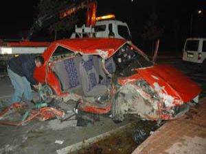 Paramparça olan otomobilden sağ kurtuldu