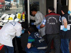 Kuyumcuyu odaya kitleyip altını çaldılar