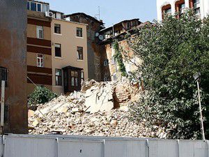 Beyoğlunda 7 katlı metruk bina çöktü