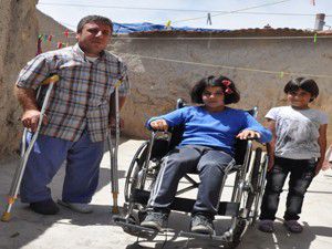 Bacak kemikleri eğilen baba ve iki kızı çaresiz