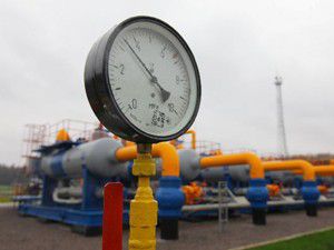 Otomobil doğalgaz kutusuna çarptı