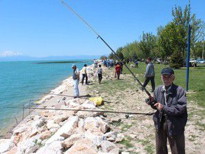 Sigara yüzünden ses tellerini kaybetti