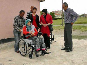 Felçli annenin tekerlekli sandalye sevinci