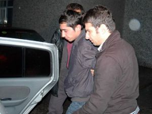 Bir bıçakla iki boğaz kesti