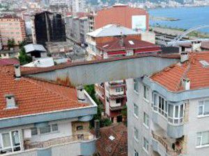 Rizede iki bina arasına yangın köprüsü